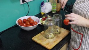 Помидоры маринованные с яблоками на зиму.