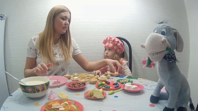 СЛАДКИЙ ПОДАРОК НА 23 ФЕВРАЛЯ! МАФФИНЫ ИЗ КОНФЕТ смотреть онлайн