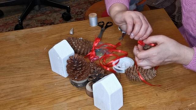 Елочная игрушка из простой шишки смотреть онлайн