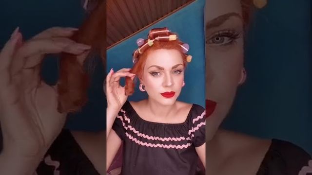 Fast Rita Hayworth hair tutorial/vintage hair curls #pinuphair #ritahayworth #vintagehair