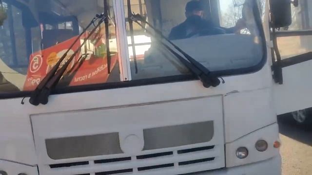 Водитель автобуса высадил пассажира после просьбы не курить смотреть онлайн