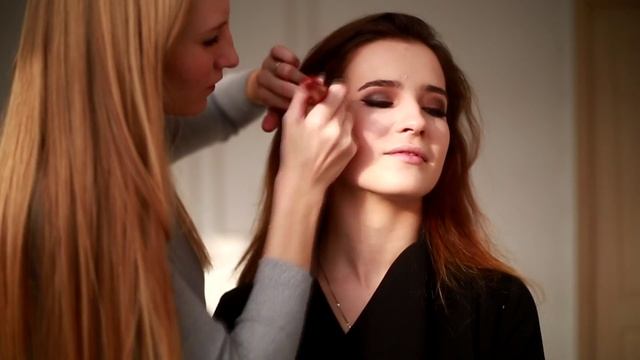 Прическа и макияж к фотосесии. Смоки и пышные объемные кудри. смотреть онлайн