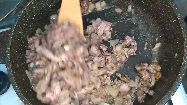 ПЕЧЕНЬ КУРИНАЯ в сметане с луком, жареная на сковороде.
