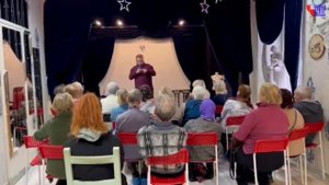 В СПб театре глухих проводился "Разговор обо всем". Для пожилых людей было организовано чаепитие.