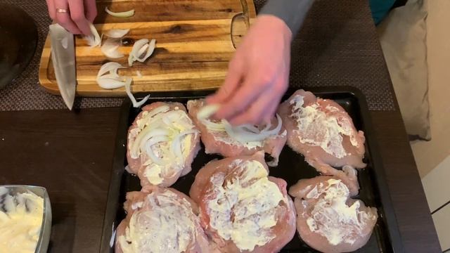 Куриные отбивные. мясо по-французски в духовке. Простой рецепт.