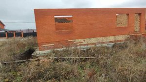 Купили дом, подрыли углы фундамента и оставили в зиму. Дом без фундамента - продолжение.