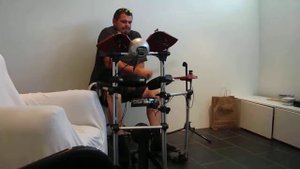 Муж играет на электробарабанах