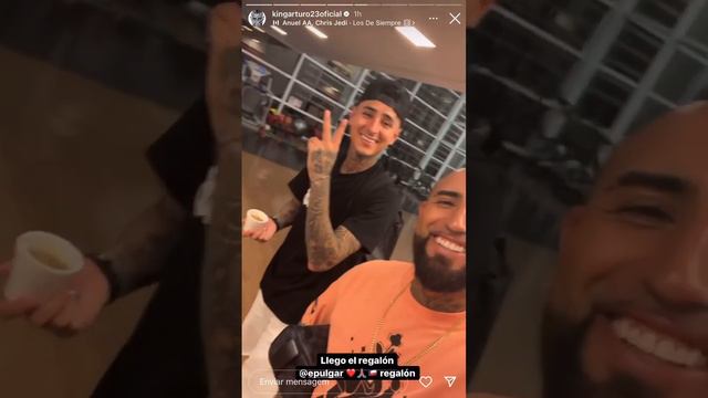 Vidal busca pulgar no aeroporto?!!