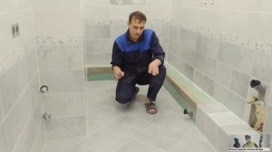 Дизайн плитки в узкой ванной комнате совместно с сантехникой