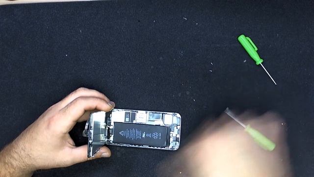 Смартфон Apple iPhone 5S. Диагностика неисправности. Снятие дисплея. смотреть онлайн