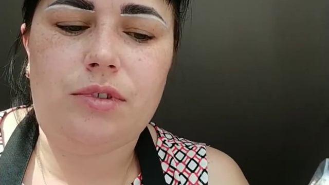 Сама себе перекрыла брови