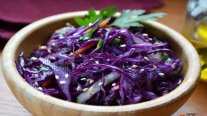 Очищающий салат из краснокочанной капусты