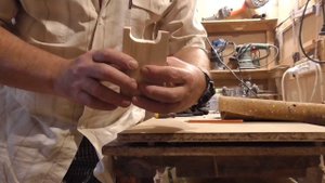 Универсальная подставка для грифа гитары.