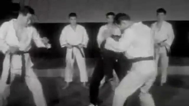 Масутацу Ояма.Тренировка учеников.