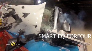BMW i3 vs SMART EQ Forfour Crash Test