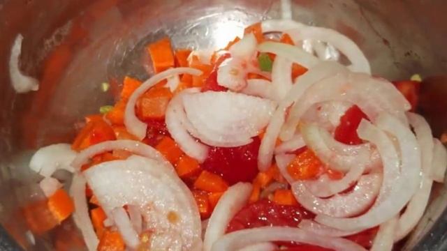 Салат на зиму из стручковой фасоли и моркови. Вкусно и очень сытно.
