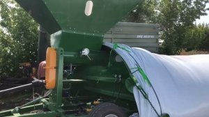 Запаковка зерна в рукава для хранения. Воронежская область