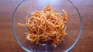Салат из моркови по-корейски с колбасой