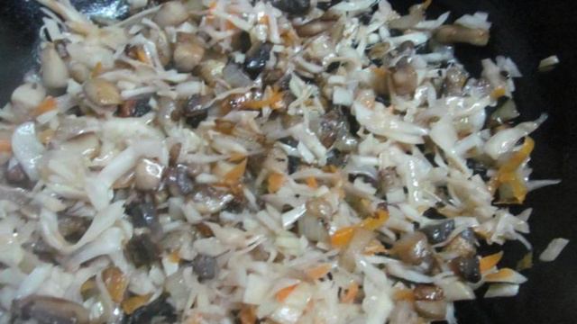 Зразы из картофеля грибов и маринованной капусты