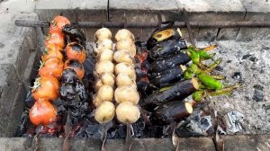 Шашлык из рёбрышек ягненка на природе. Lamb ribs shashlik in nature.