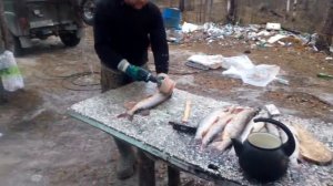 как просто почистить рыбу!!!