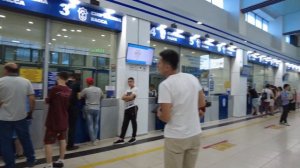 Станция метро Ташкент и центральный ЖД вокзал — Toshkent metro bekati va Markaziy temir yo'l vokzal