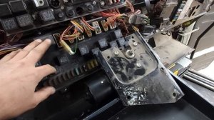 Маз .Снимаем и Смотрим моторчик стеклоочистителя.