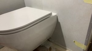 Устанавливаем сидение унитаза и силиконом щель между унитазом и плиткой