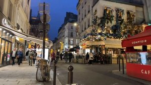 ПАРИЖ - Улица де Бюси Люди смотрят прямую трансляцию 16 февраля 2023