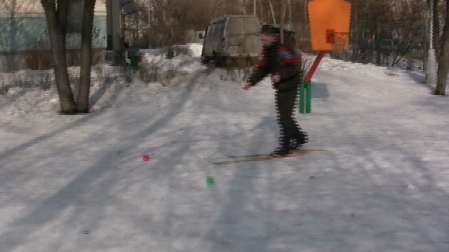 Игровое упражнение "Подними предмет" на лыжах
