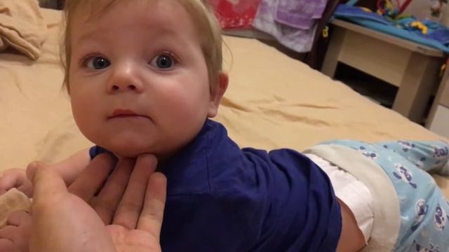 Как 8 месячный малыш зовет маму и говорит папа. Baby at 8 months says mom and dad смотреть онлайн