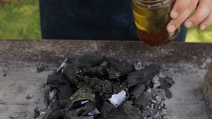 Как разжечь легко мангал или костер или даже сырые дрова! Самый хитрый способ, все под рукой.