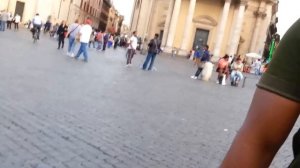 Страньер. 4 серия. Народная площадь (Piazza del Popolo). Румыны пристают к туристам. Uno straniero.