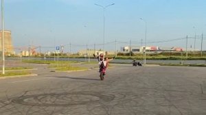 Школьница на мотоцикле делает трюки??