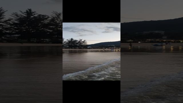 Phuket Kamala Beach - вечерний пляж во время отлива, волны, паркинг лодок, закат
