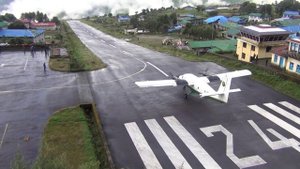 Непал. Самый опасный для взлета и посадки аэропорт в мире Лукла, Непал.