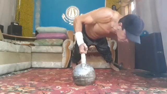ТРЮК С ? Отжимания на 1-ой руке и ручке гири БЕЗ ПОДГОТОВКИ НЕ ПОВТОРЯТЬ ОПАСНО смотреть онлайн