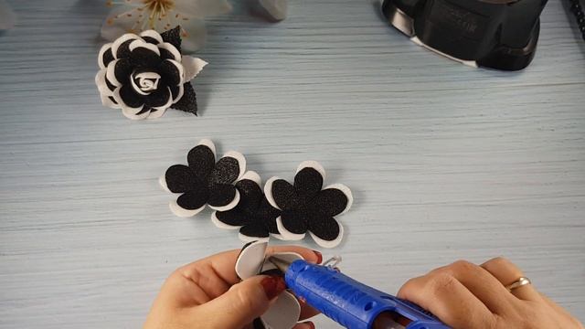 Строгие бантики в школу - двухцветные розы из фоамирана