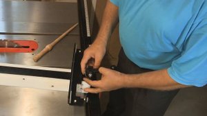 Параллельный упор на пиле WARRIOR WO-703. Parallel support on the saw Warrior