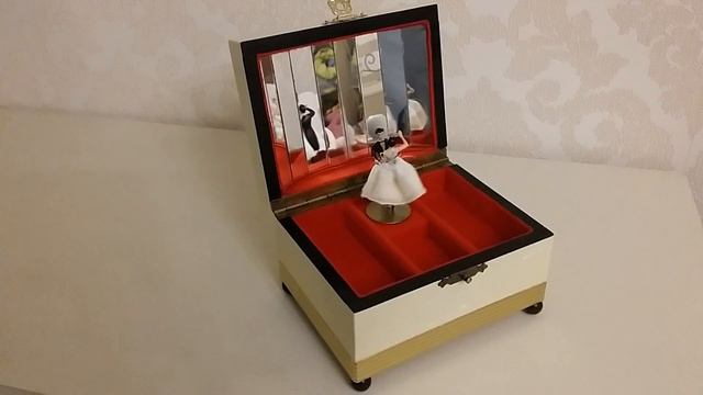Перламутровая Музыкальная Шкатулка с Танцующей Парой. Купить/взять в аренду для съёмок. смотреть онлайн
