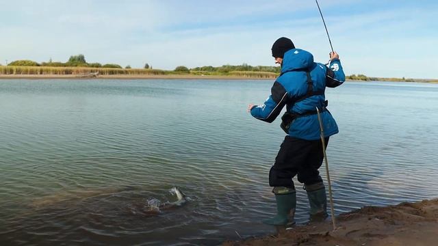Лёгкий джиг на осенней реке / Тест на воде спиннинга LJ One Sensoric INSPIRADO смотреть онлайн