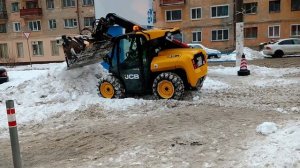Уборка снега и наледи в ограниченном пространстве погрузчиком JCB