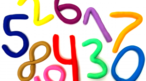 Учим цифры с детьми и лепим из пластилина.