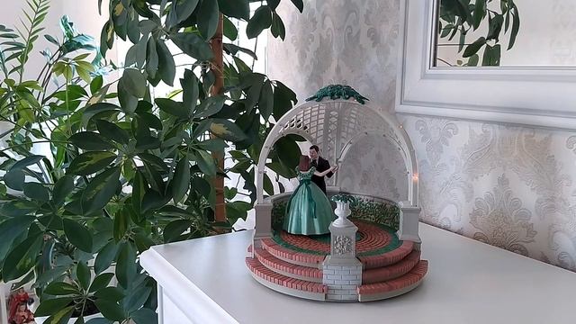 Беседка с героями фильма Унесённые ветром Скарлетт О’Хара и Ретт Батлер Винтаж / Gone With The Wind смотреть онлайн