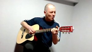 поет под гитару песню своего сочинения! (Денис Чулец)