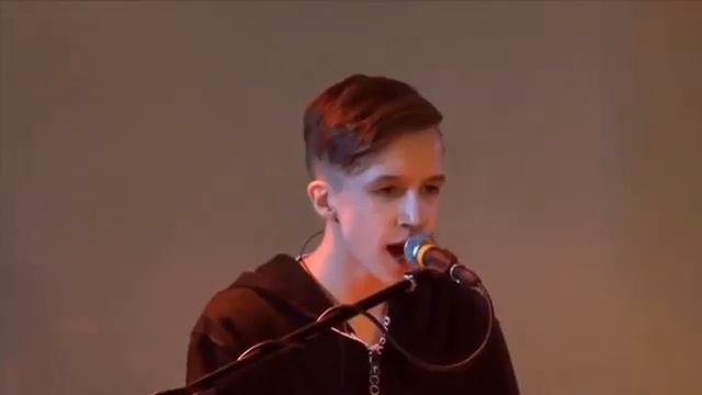 Арина Данилова и Миша Смирнов❤Миша поёт для Арины