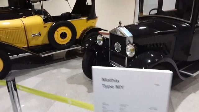 Выставка ретро автомобилей в аэропорту Домодедово.... Retro cars at the Domodedovo  airport.