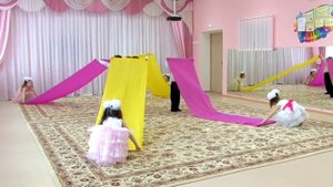 Танец с полотнами в доу