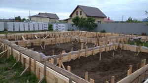 Устройство опалубки ленточного фундамента. Установка и сборка армокаркаса фундамента.