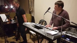 Повесил свой сюртук на спинку стула музыкант